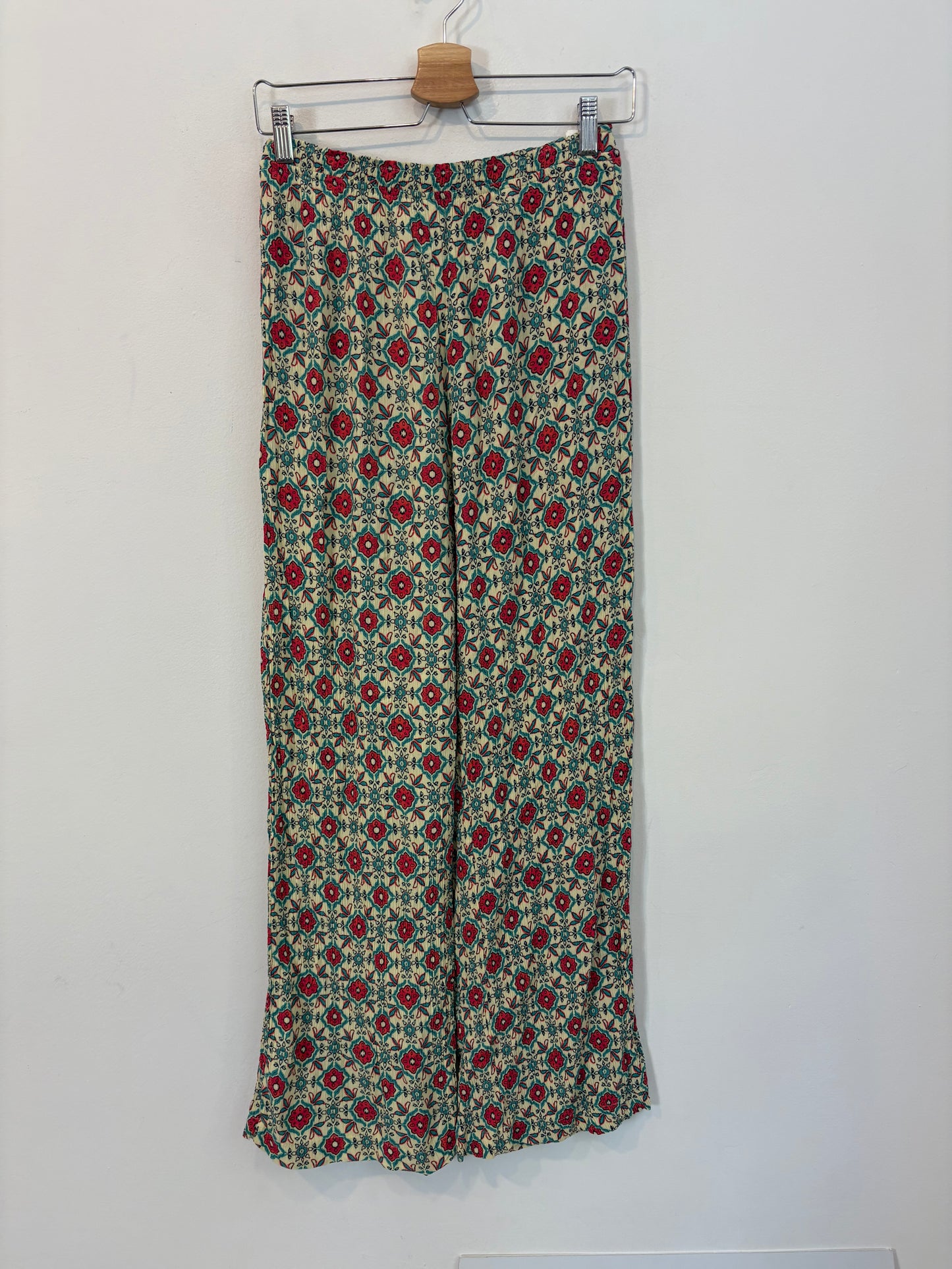 ZARA. Conjunto fluido estampado. T S