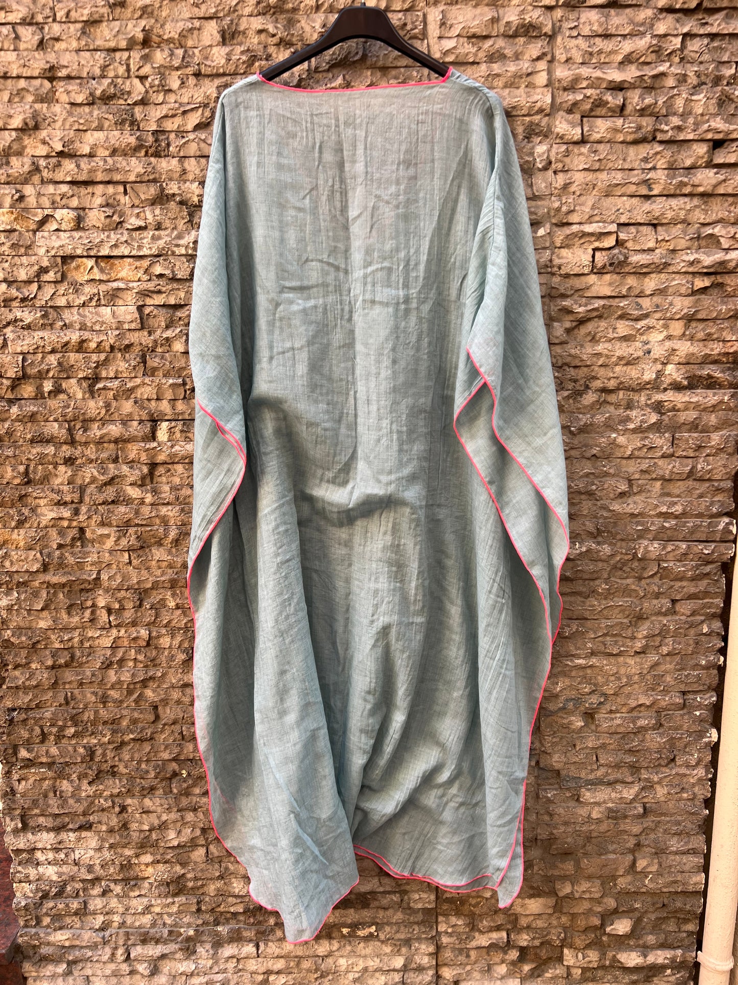 OTRAS. Vestido azul estilo kaftán detalle flúor. TU(s/m)