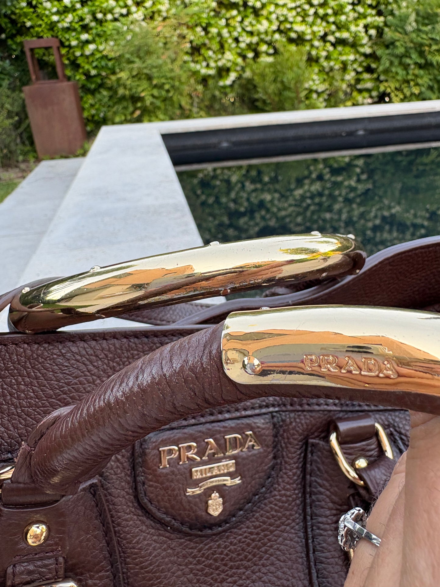 PRADA. Bolso marrón Vitello de piel granulada