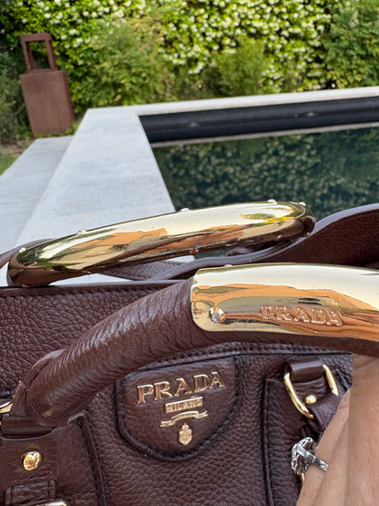PRADA. Bolso marrón Vitello de piel granulada