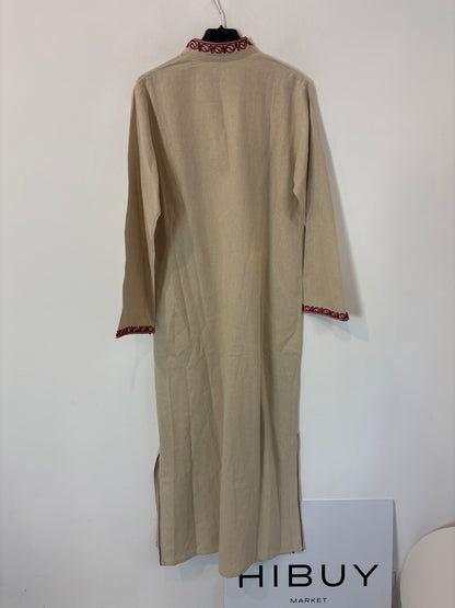 Vestido caftán beige detalles