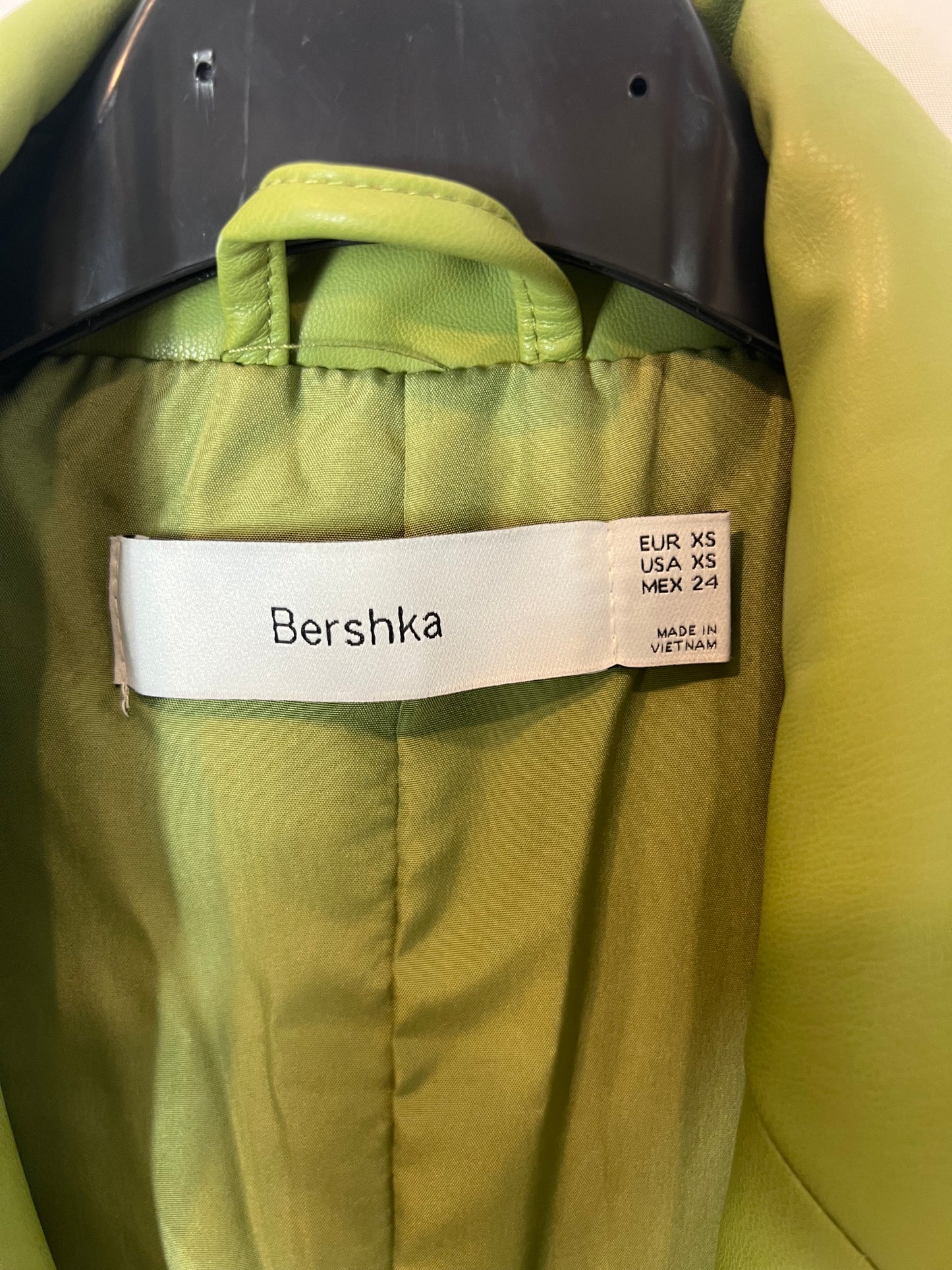 BERSHKA. Blazer verde efecto piel  T.xs