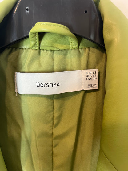 BERSHKA. Blazer verde efecto piel  T.xs
