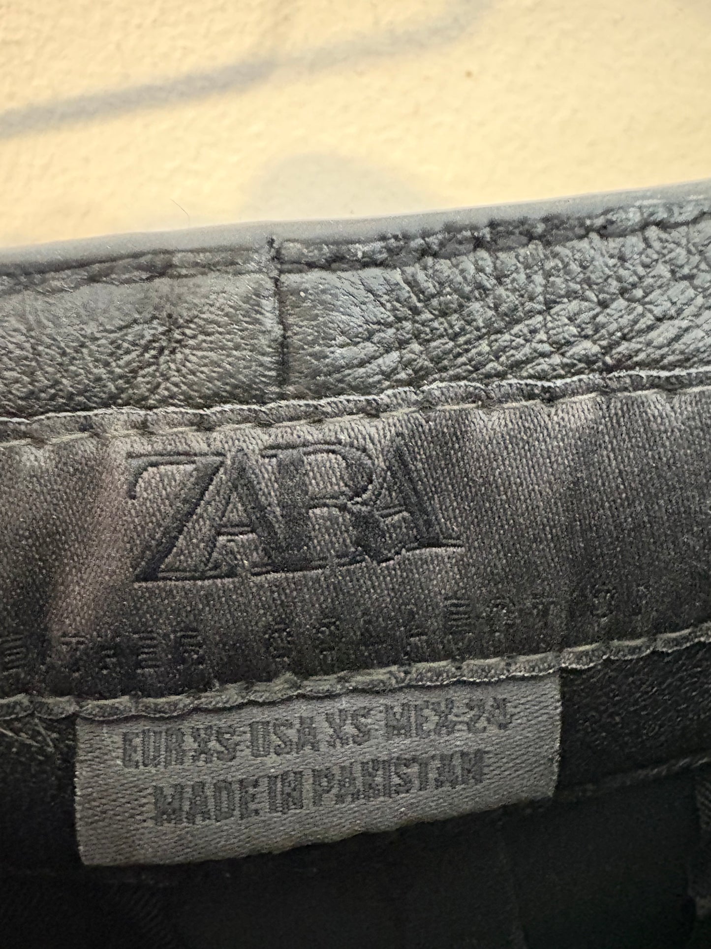 ZARA. Pantalón piel pinzas