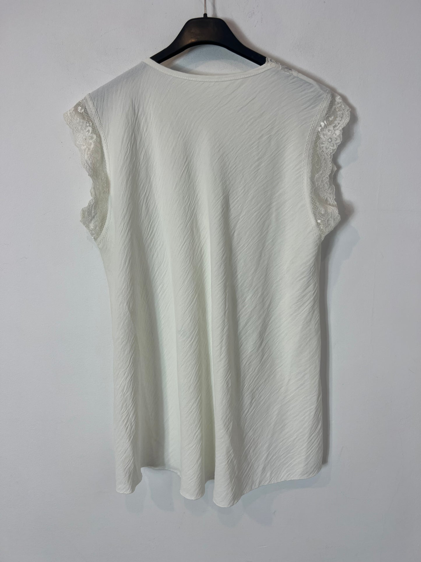 OTRAS. Top  color crudo encaje. T M