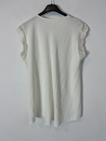 OTRAS. Top  color crudo encaje. T M