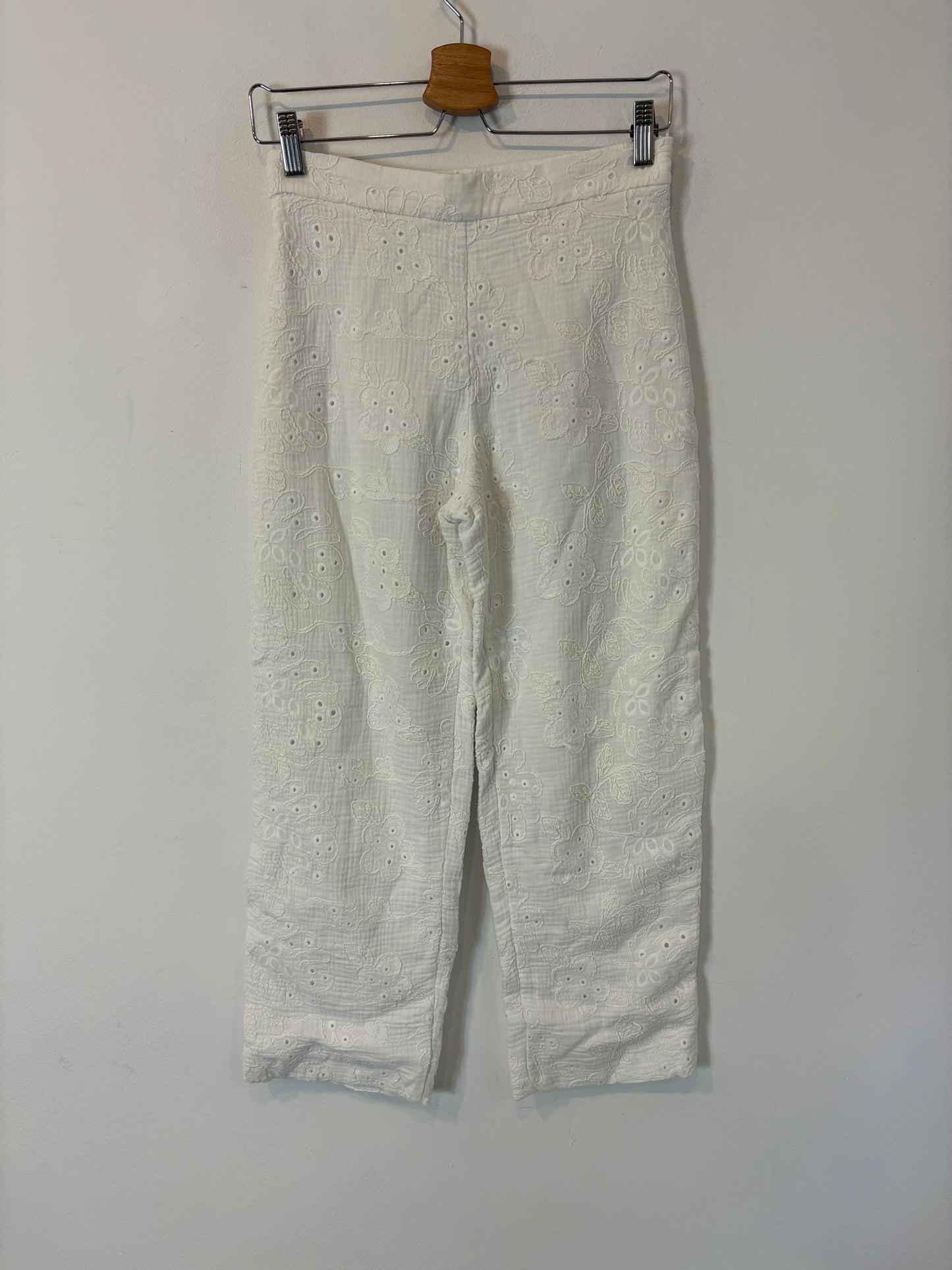 CHIRIBITA. Total look blanco bordado T.s