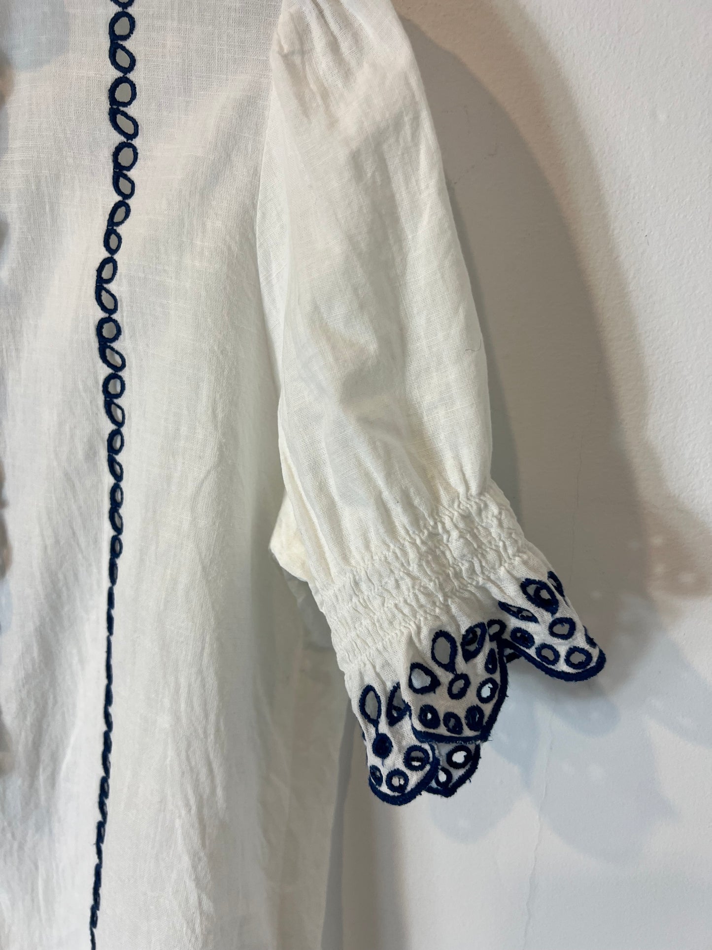 MONPIEL. Blusa blanca bordados azules. T S/M