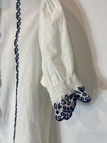 MONPIEL. Blusa blanca bordados azules. T S/M