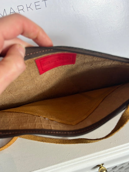 HELIOTROPO. Bolso piel troquelada marrón