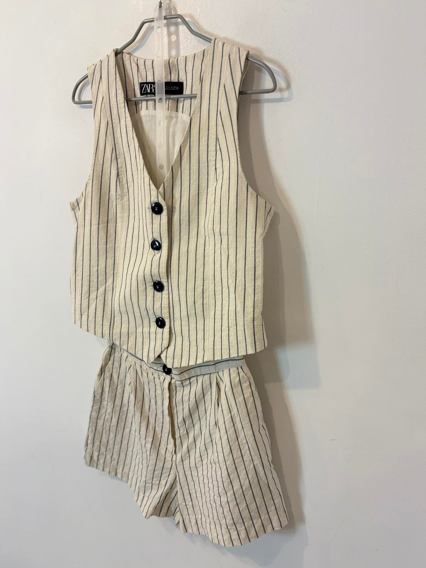 ZARA. Conjunto  rayas chaleco y bermuda