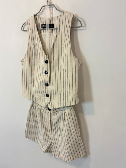 ZARA. Conjunto  rayas chaleco y bermuda