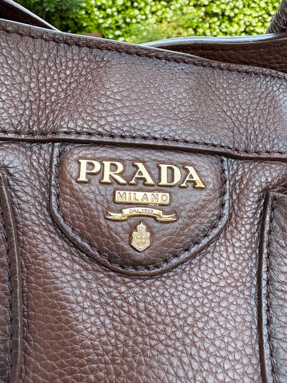 PRADA. Bolso marrón Vitello de piel granulada