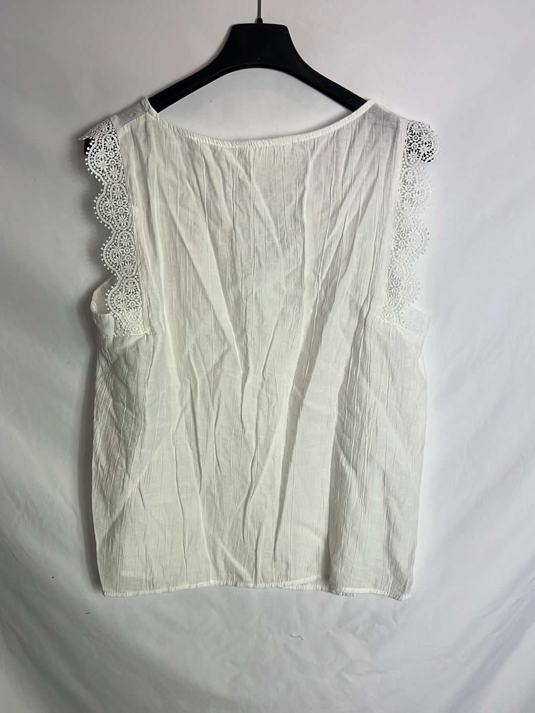 POLÍN ET MOI. Textured white sleeveless blouse. T.L.