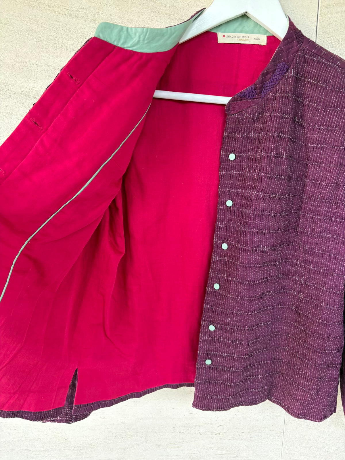 SHADES OF INDIA. Chaqueta berenjena bordada a mano