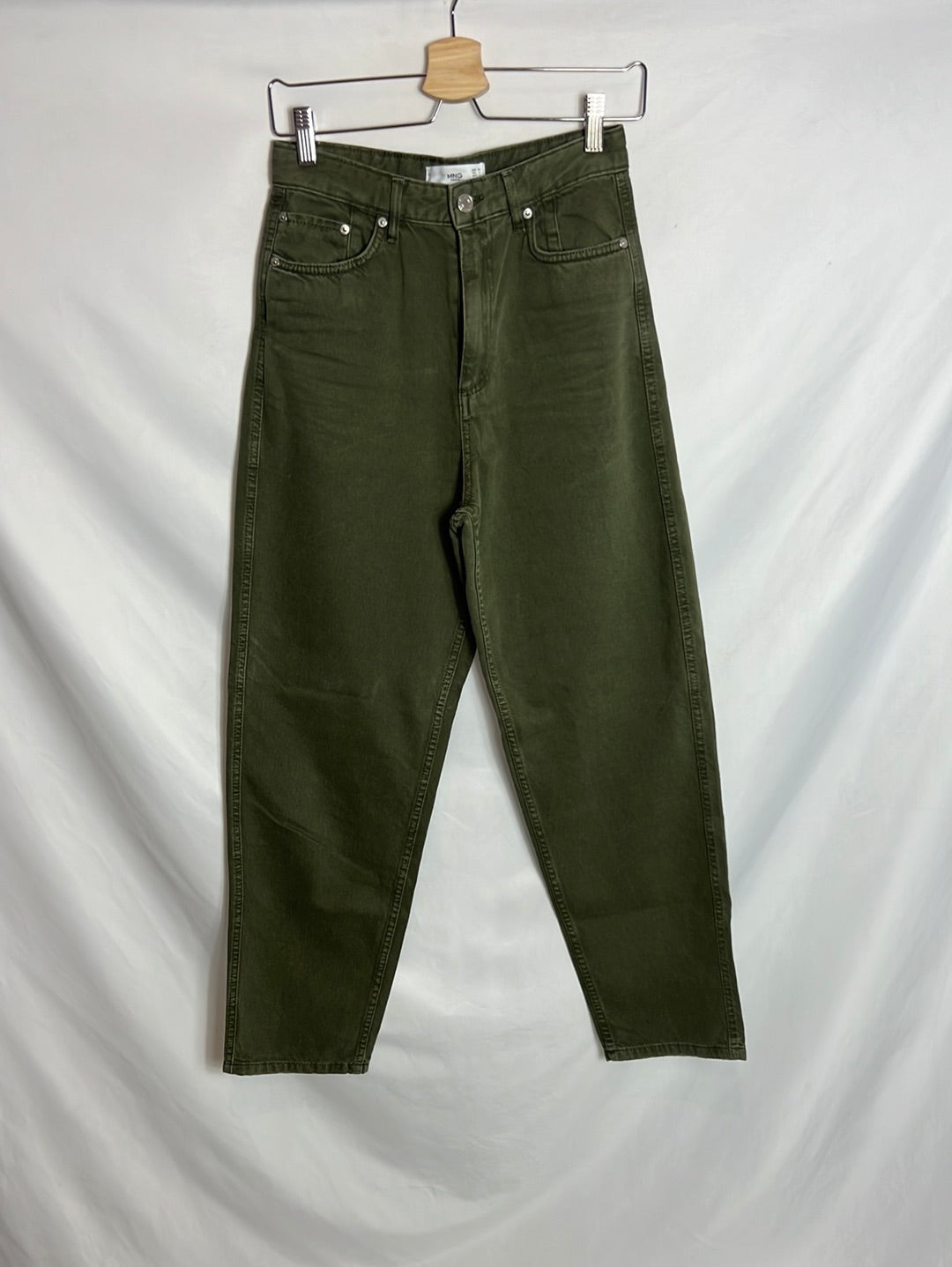 MANGO. Denim verde estilo mom fit. T 36