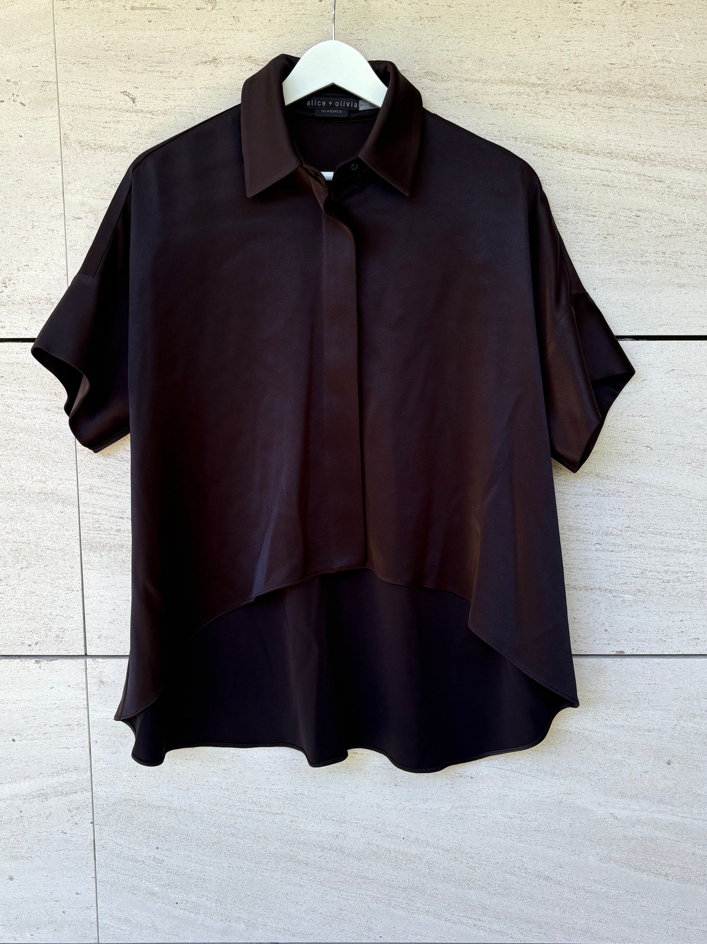 ALICE + OLIVIA. Blusa negra vuelo satinada
