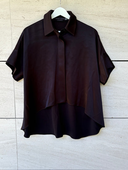 ALICE + OLIVIA. Blusa negra vuelo satinada