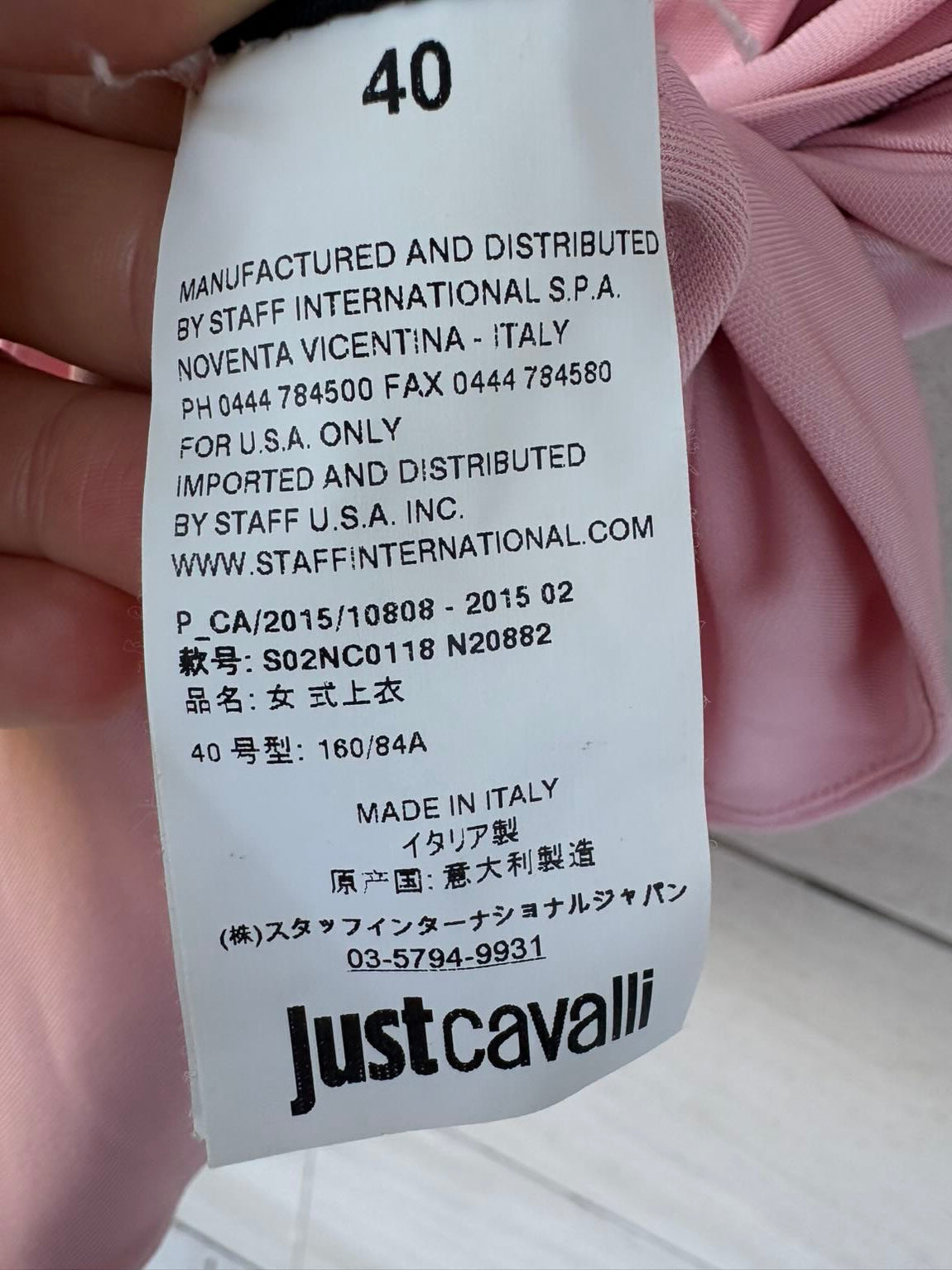 JUST CAVALLI. Top rosa  claro detalle escote