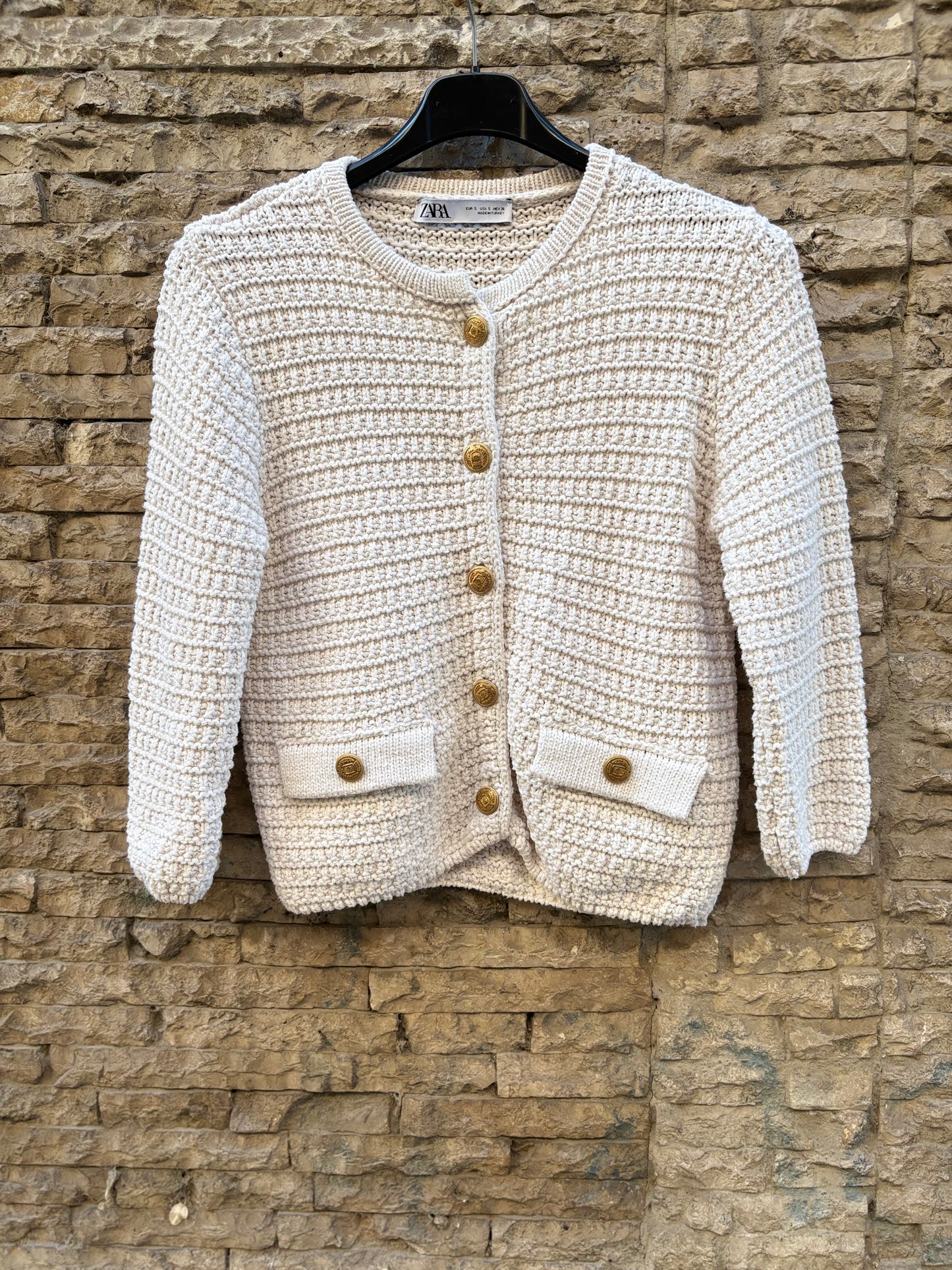ZARA. Chaqueta punto beige botones dorados. T S