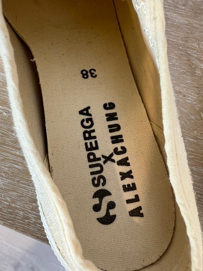 SUPERGA x ALEXACHANG. Zapatillas beige textura detalle talón. T 38