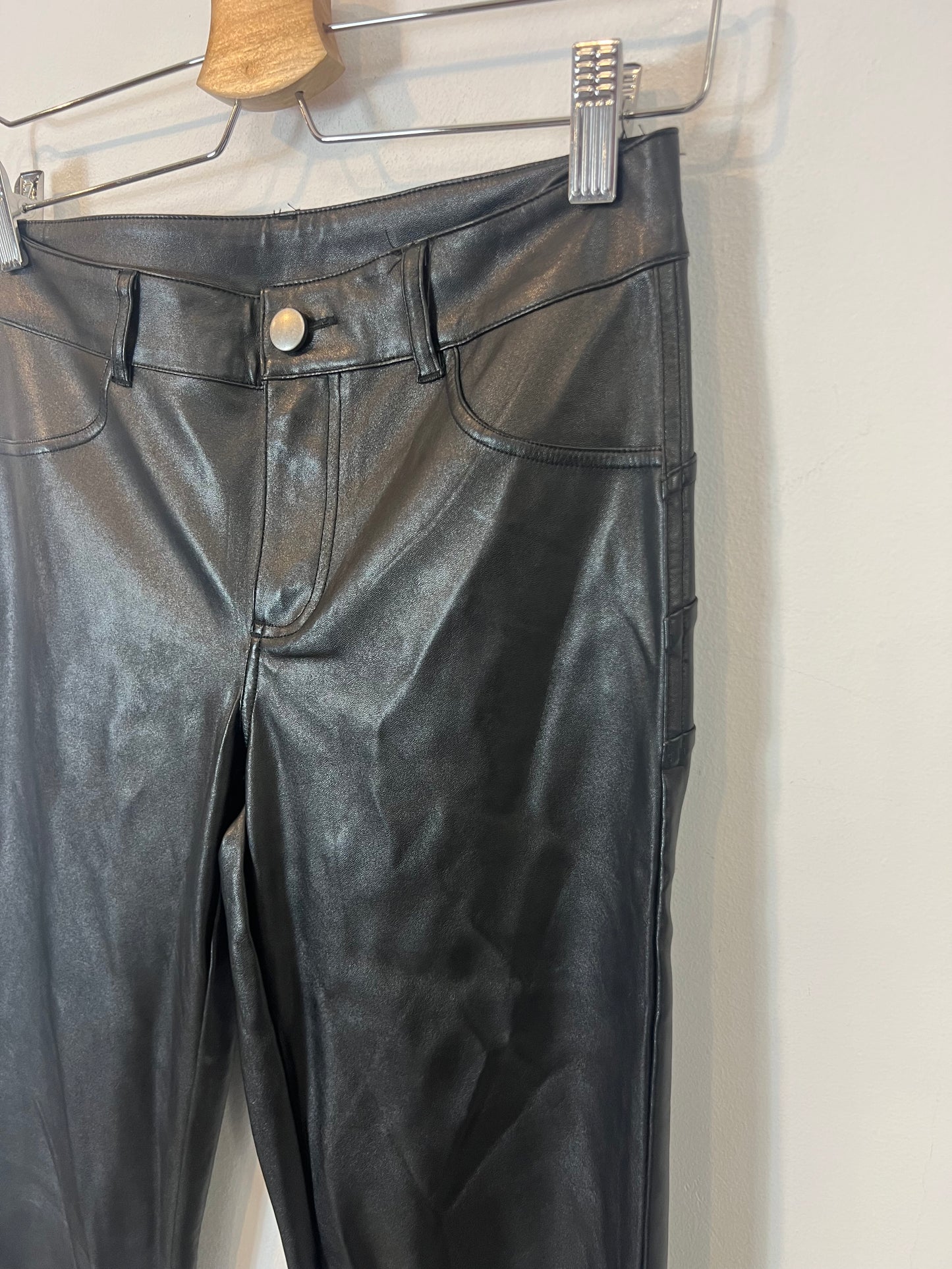 CALZEDONIA. Pantalón negro efecto piel. T S