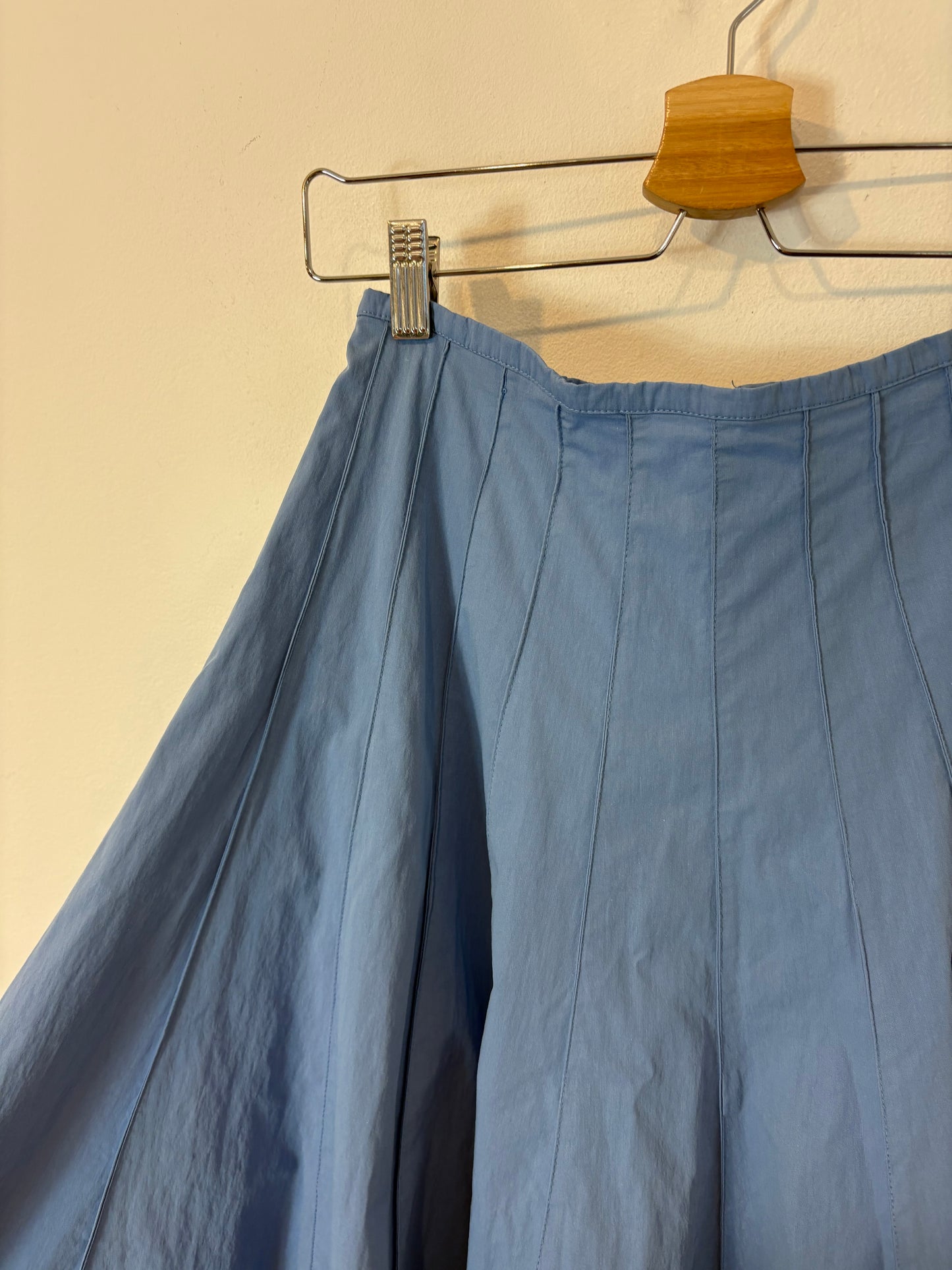 ZARA. Falda midi azul costuras