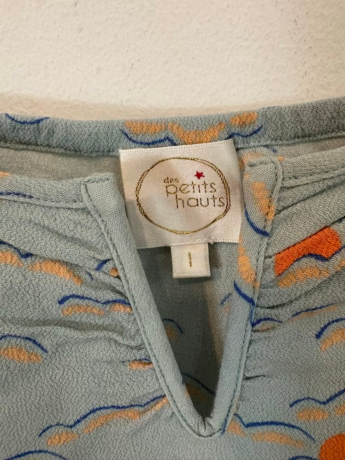 DES PETITS HAUTS Top azul claro estampado