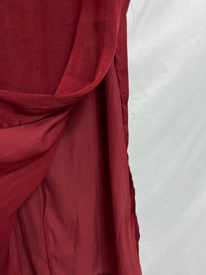 MANGO. Vestido midi burdeos apertura. T L