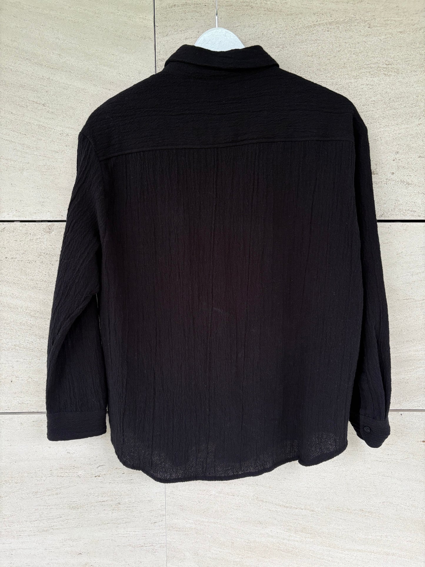 MASSCOB. Camisa negra textura