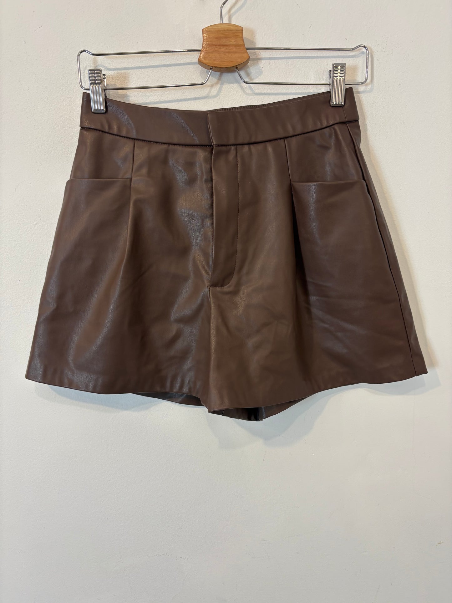 ZARA. Bermuda marrón efecto piel