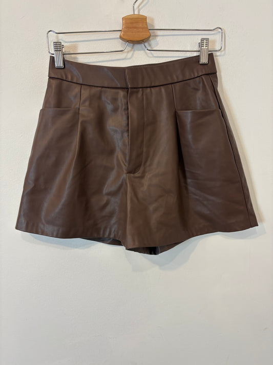 ZARA. Bermuda marrón efecto piel
