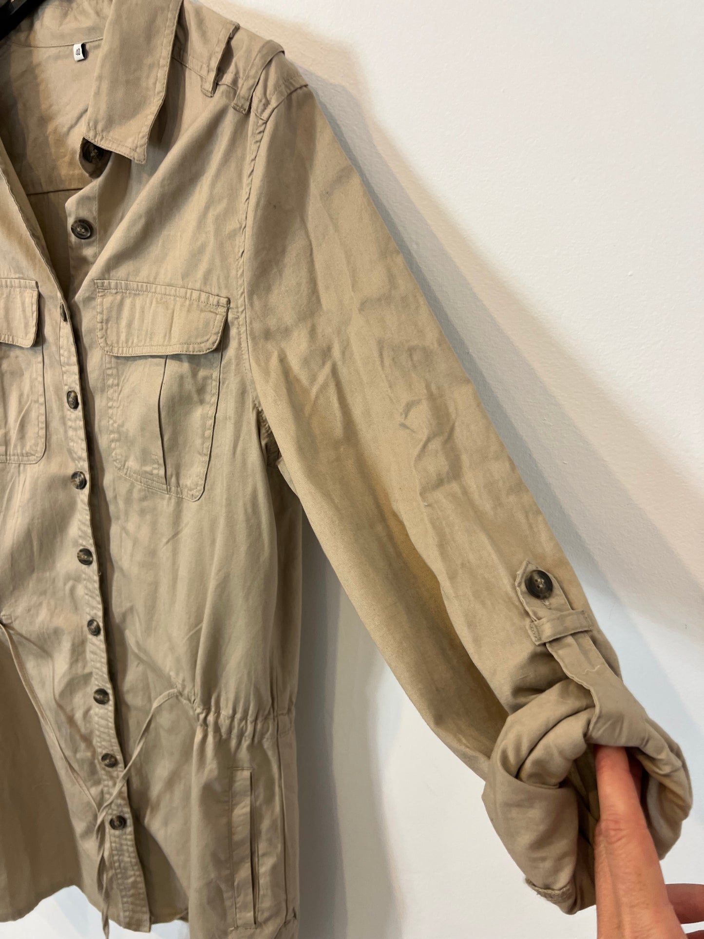 OTRAS. Chaqueta ligera bolsillos. T 40(M)