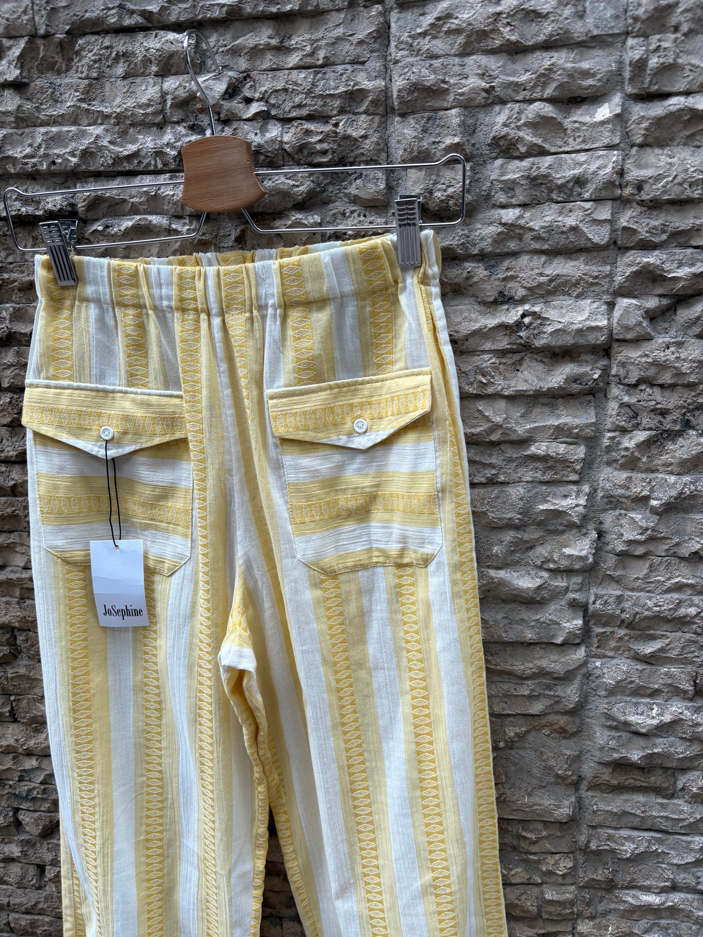 JOSEPHINE. Pantalón rayas textura
