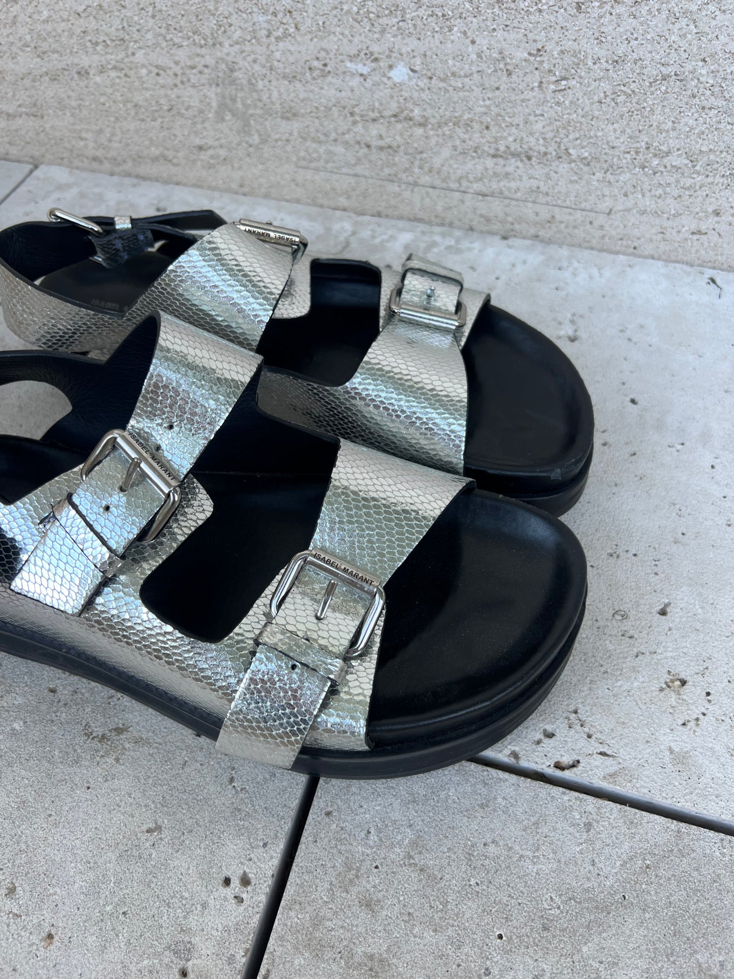 ISABEL MARANT. Sandalia hebillas plateada. T 39