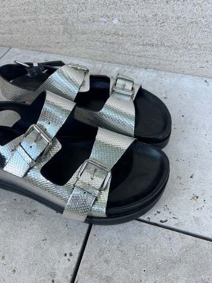 ISABEL MARANT. Sandalia hebillas plateada. T 39