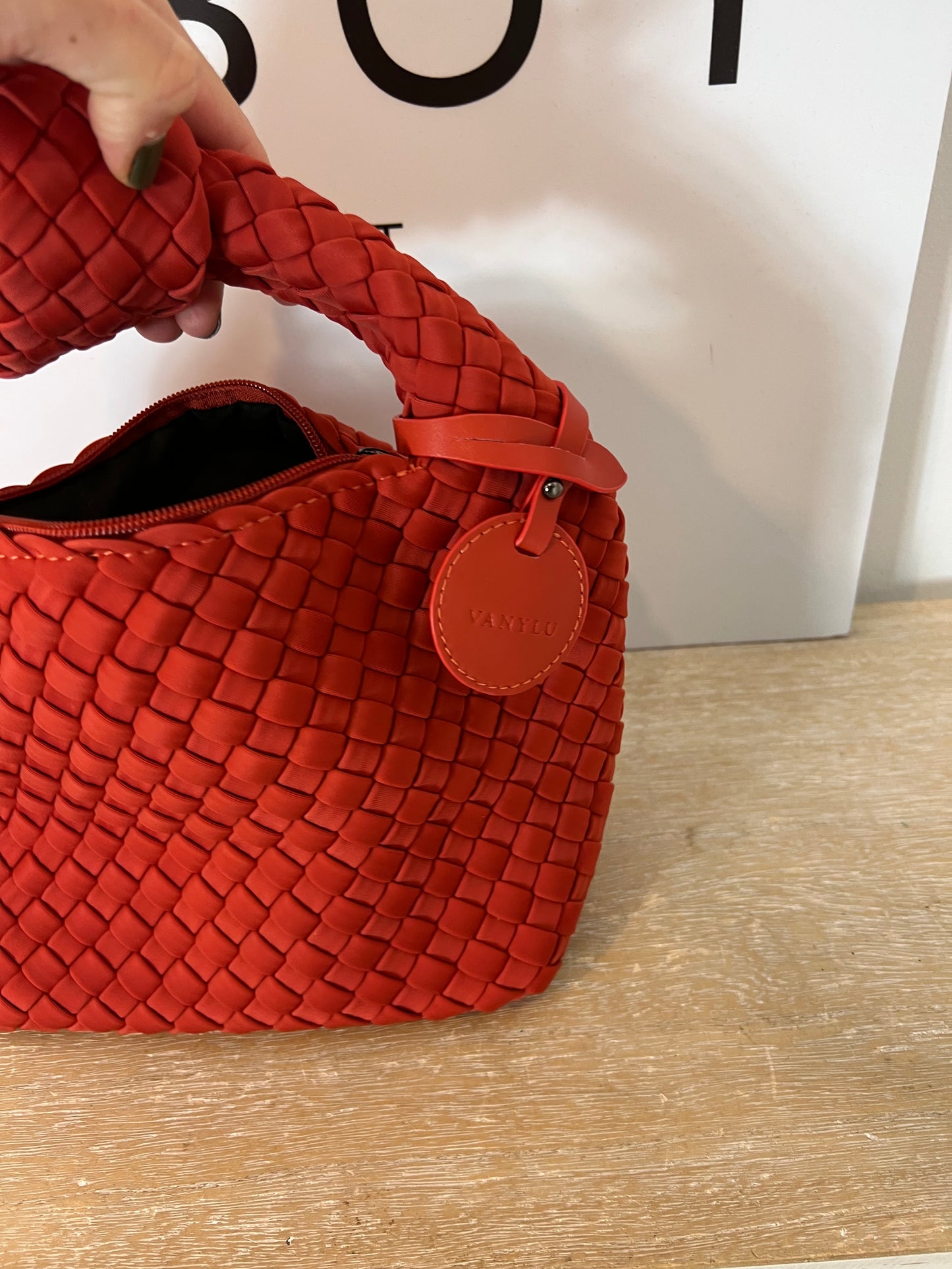 VANYLU. Bolso clutch trenzado rojizo