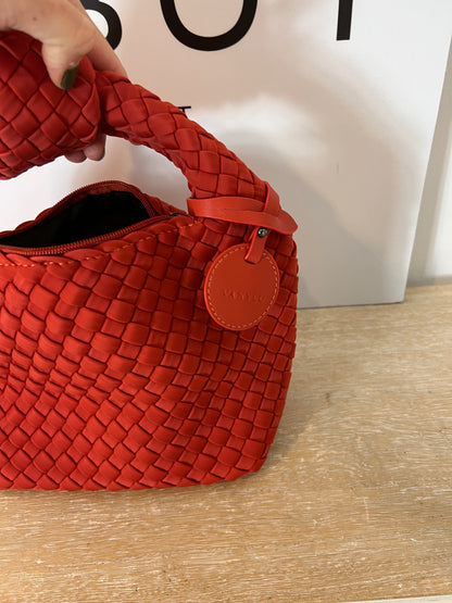 VANYLU. Bolso clutch trenzado rojizo