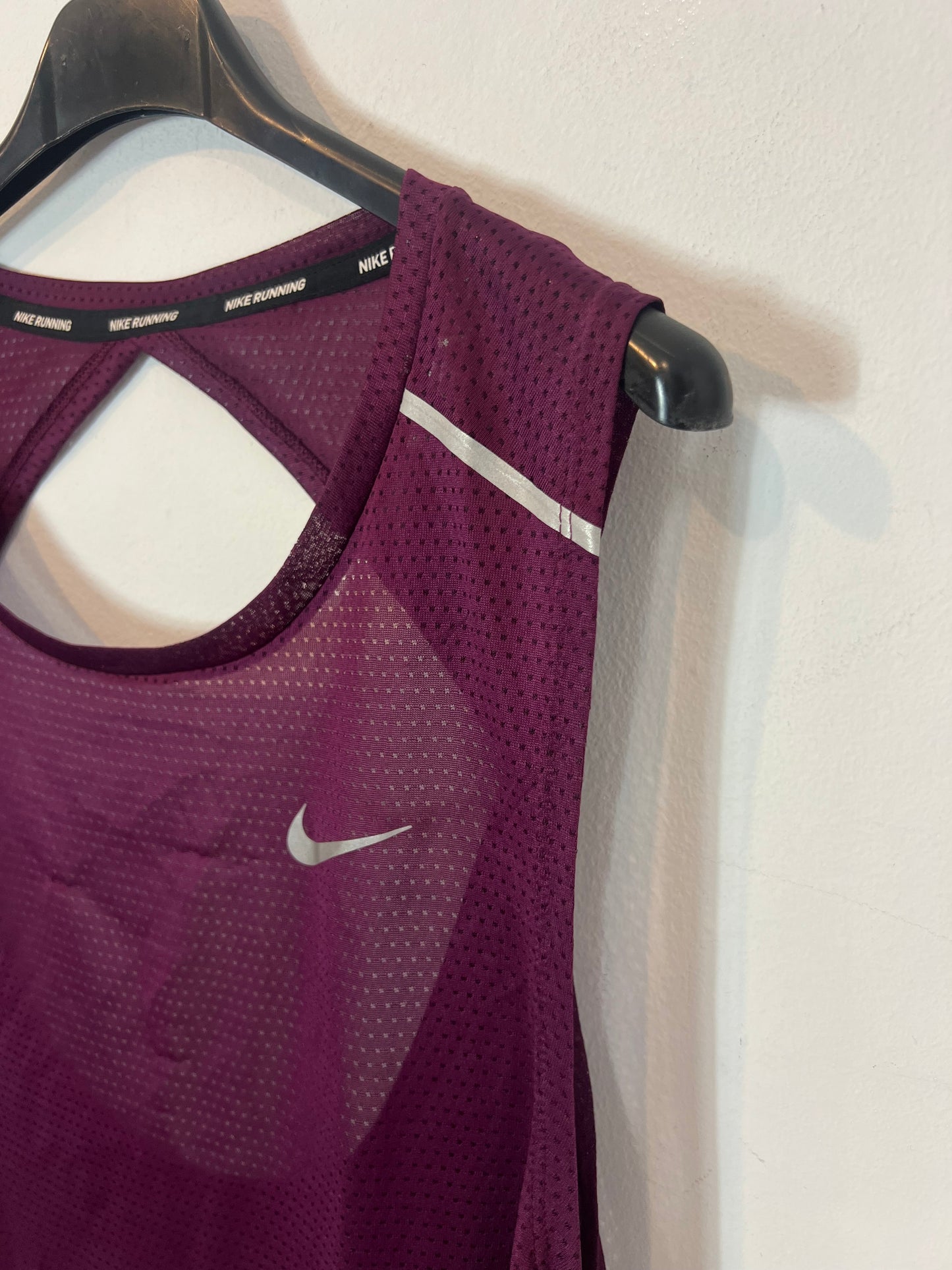 NIKE. Top burdeos running. T L
