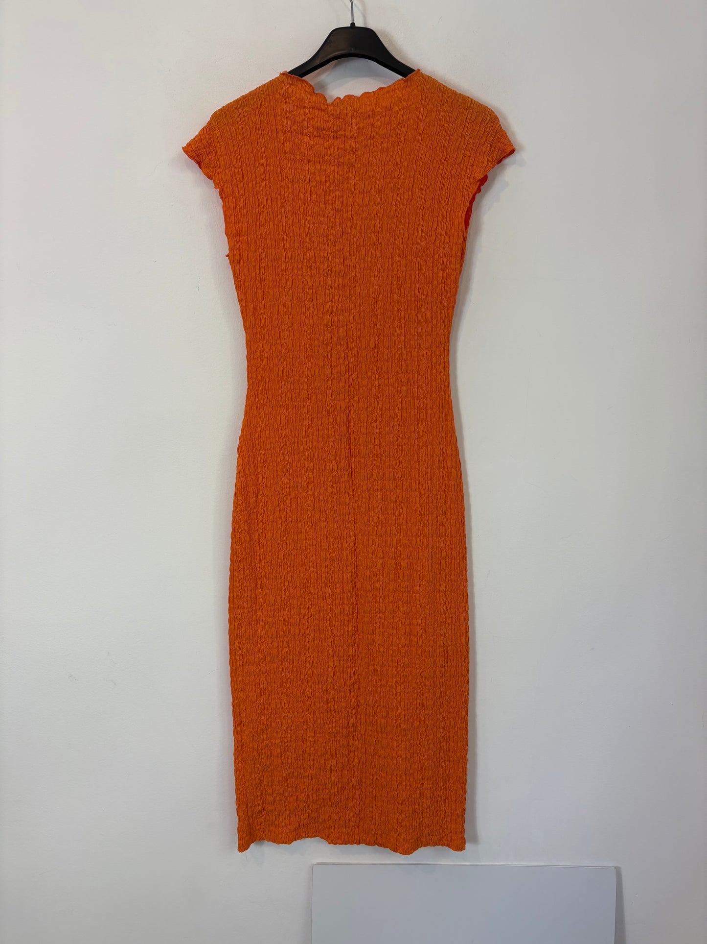 ZARA. Vestido midi naranjas elásticos. T S