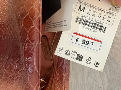 ZARA. Pouch de piel con relieve edición limitada