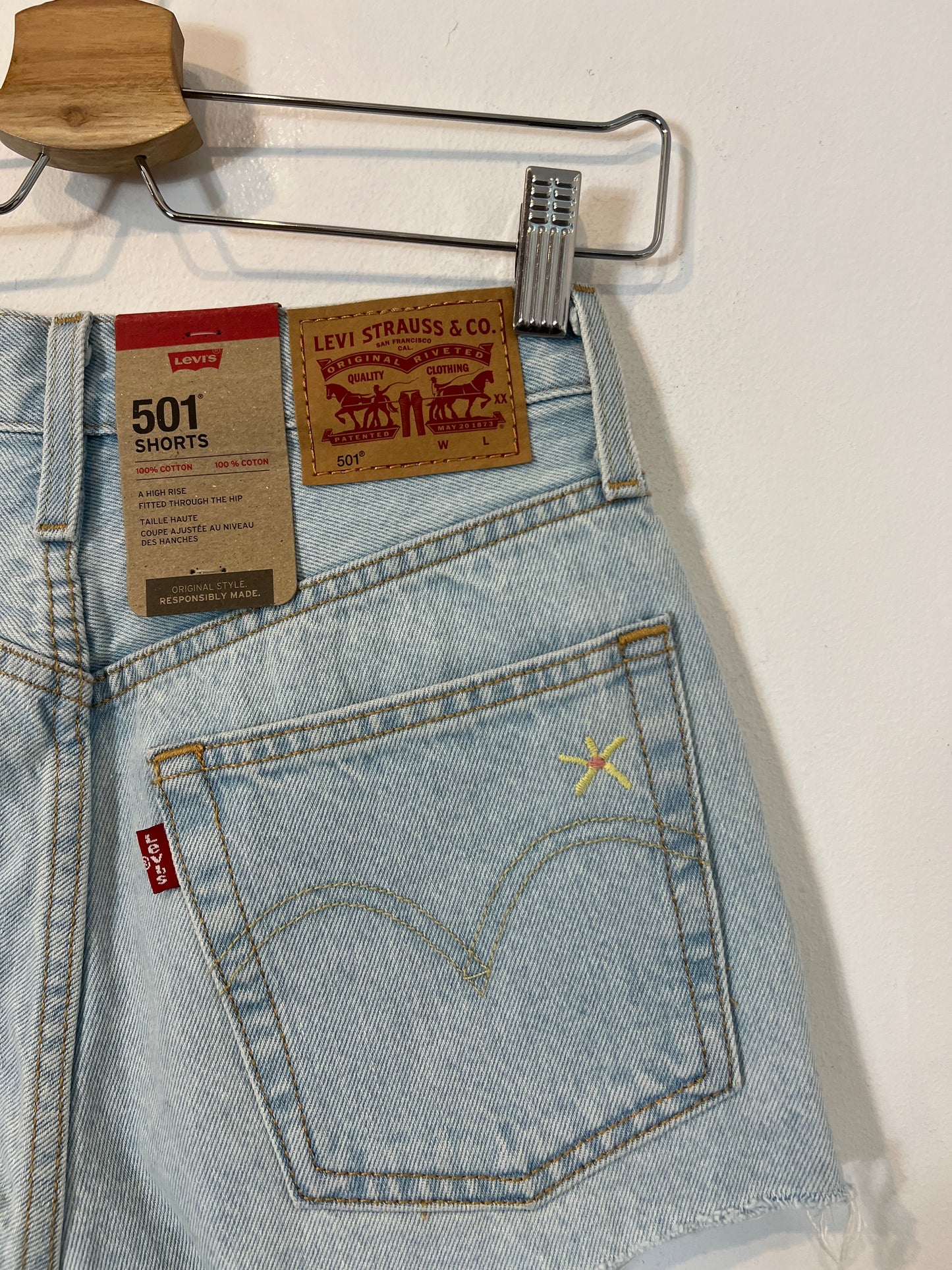 LEVI'S. Embroidered flower shorts T.24(34)