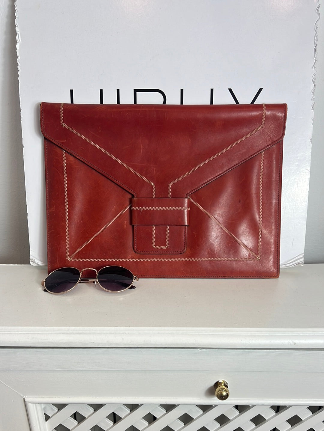 CHANTAL DE VASSIEU. Cartera de mano piel marrón