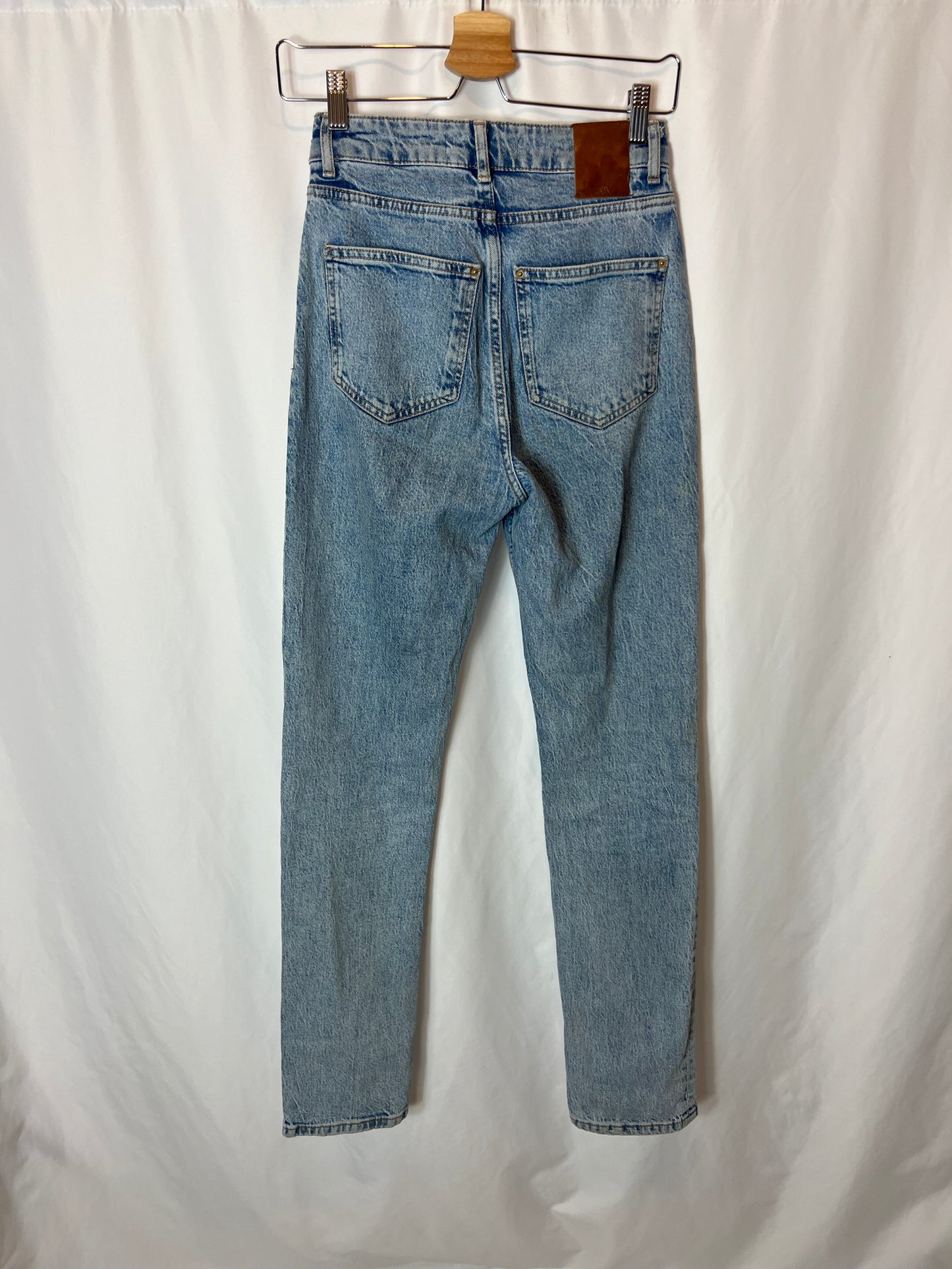 ZARA. Pantalón denim efecto desgastado T.34