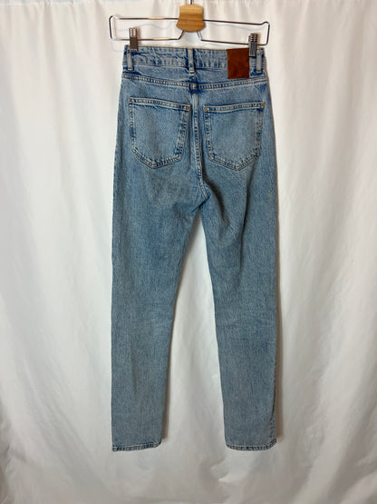 ZARA. Pantalón denim efecto desgastado T.34