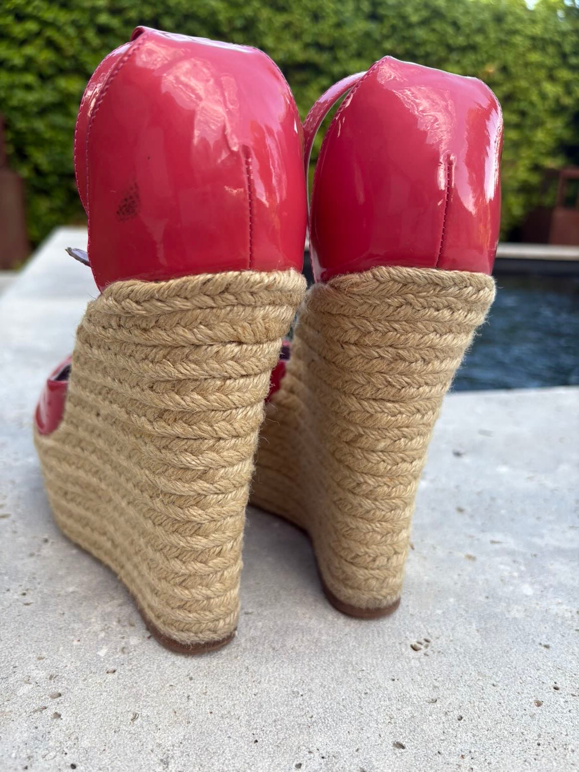 RED VALENTINO. Cuña esparto charol en rojo. T 38