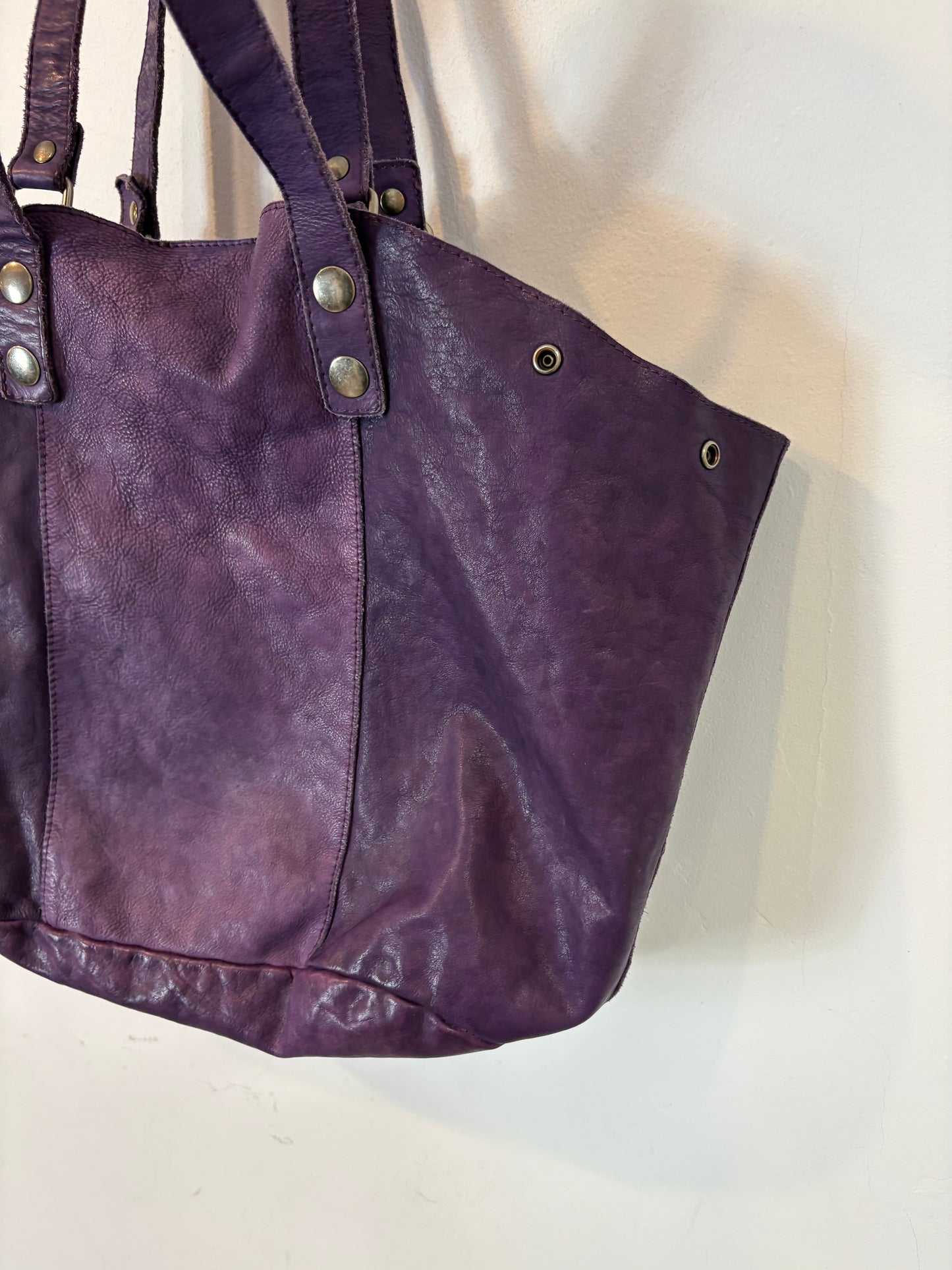 MALABABA. Bolso morado piel