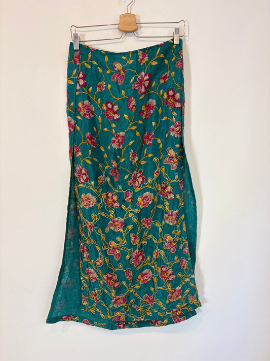 OTRAS.Falda bordados aberturas. T S