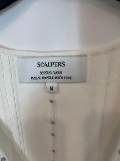 SCALPERS. Total look blanco con tachuelas T.m