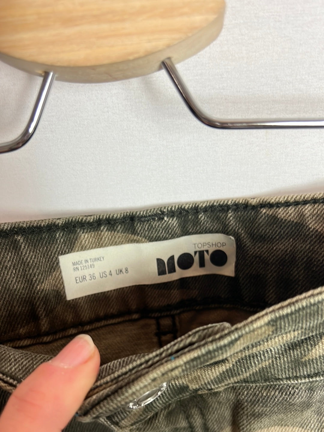 TOPSHOP. Falda corta denim camuflaje. T 36